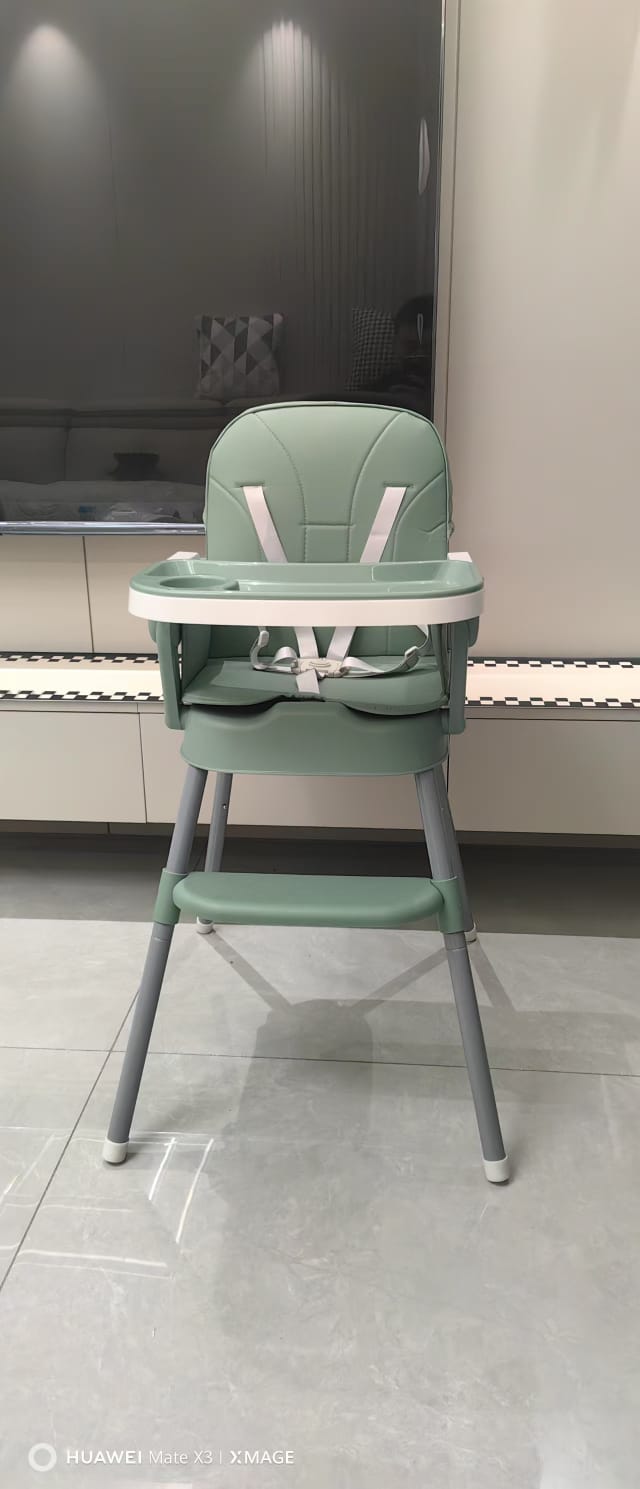 Scaun bebe cu măsuță de mâncat pliabila