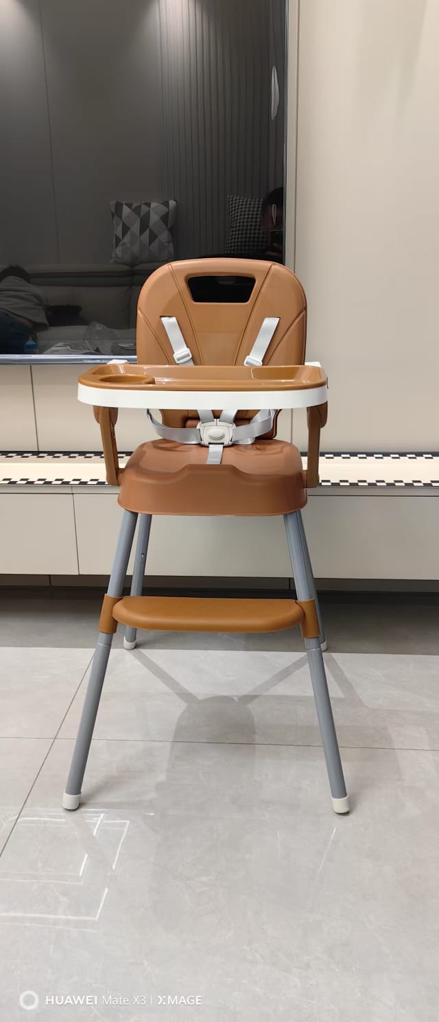 Scaun bebe cu măsuță de mâncat pliabila