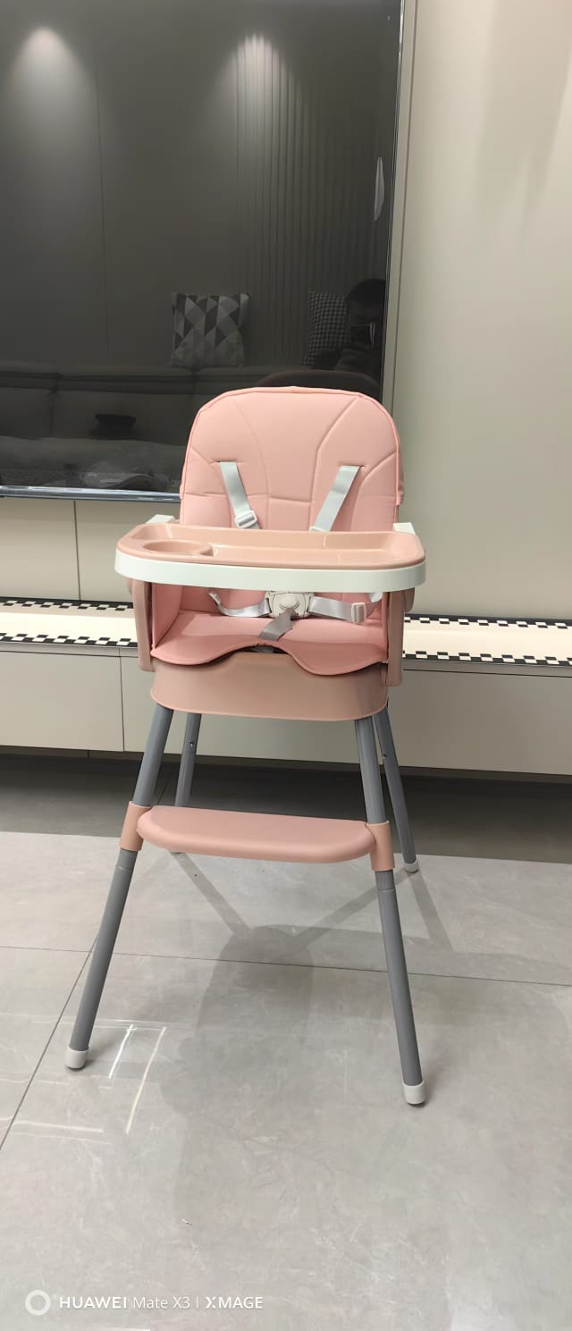 Scaun bebe cu măsuță de mâncat pliabila