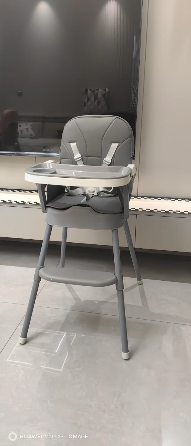 Scaun bebe cu măsuță de mâncat pliabila