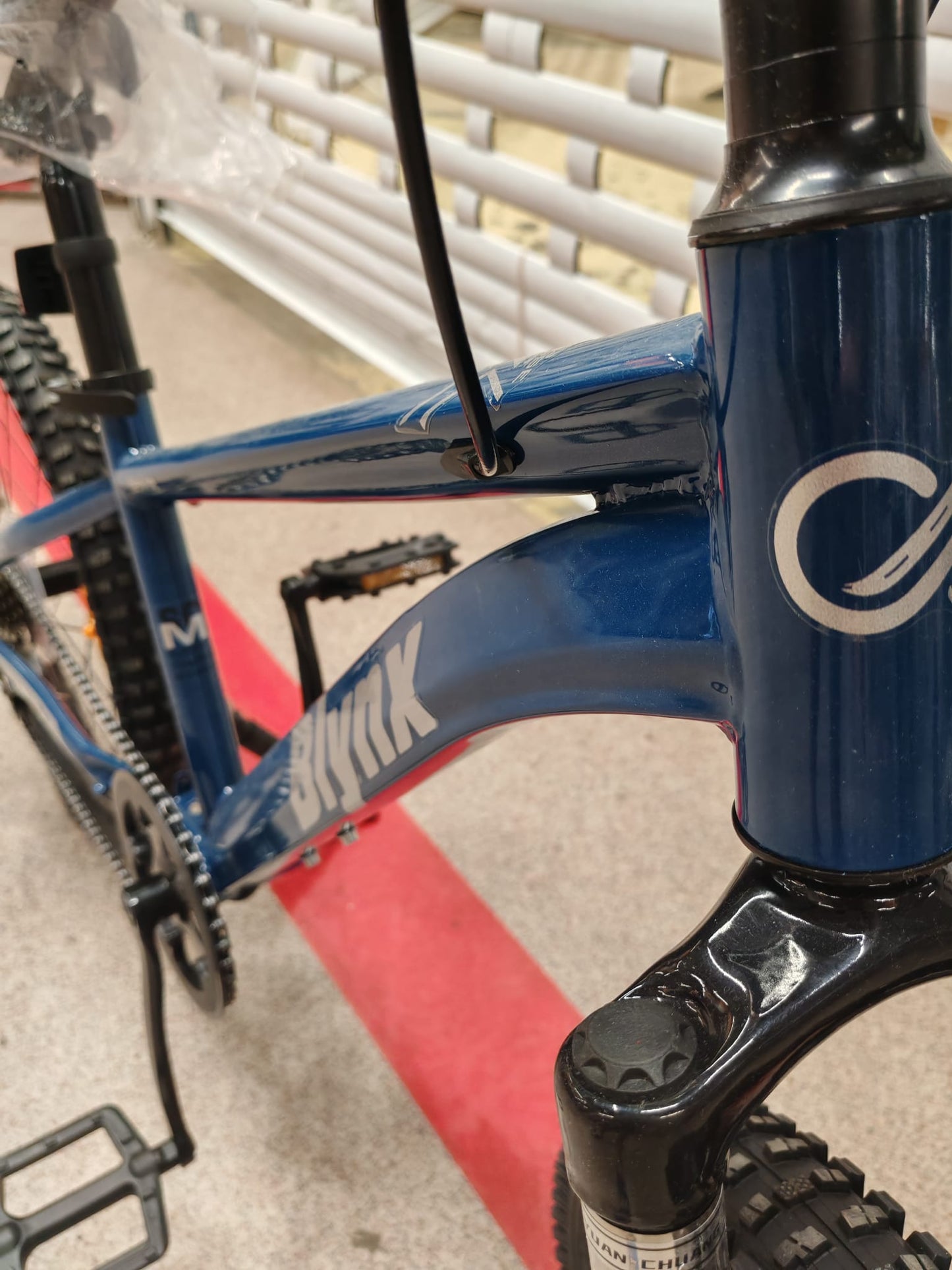 Bicicleta MTB 20 inch cu suspensie fata si sistem de franare pe disc