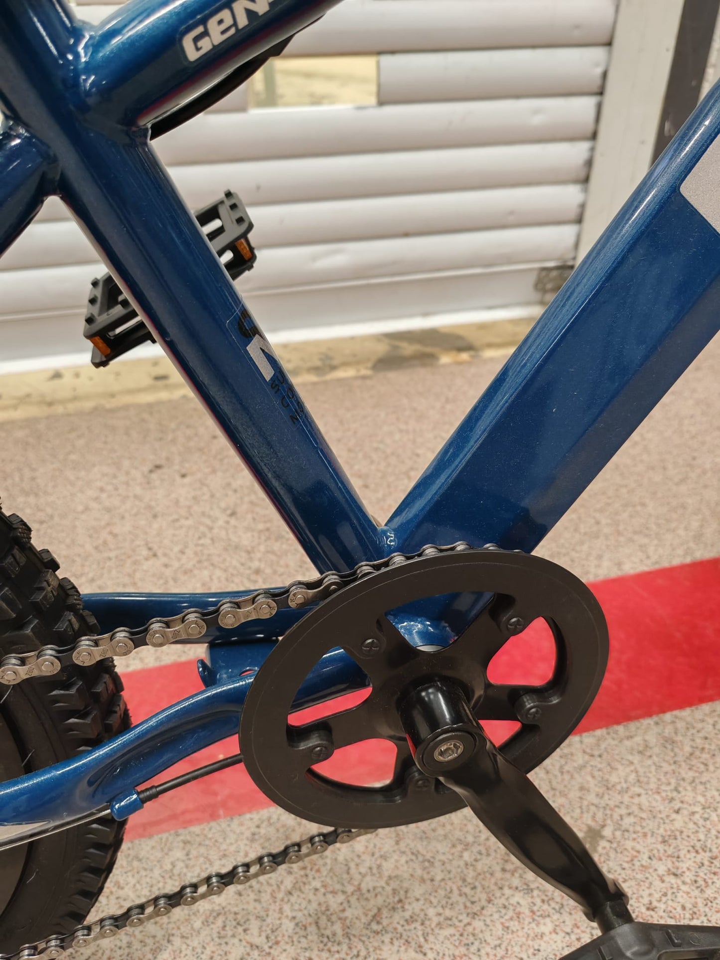 Bicicleta MTB 20 inch cu suspensie fata si sistem de franare pe disc