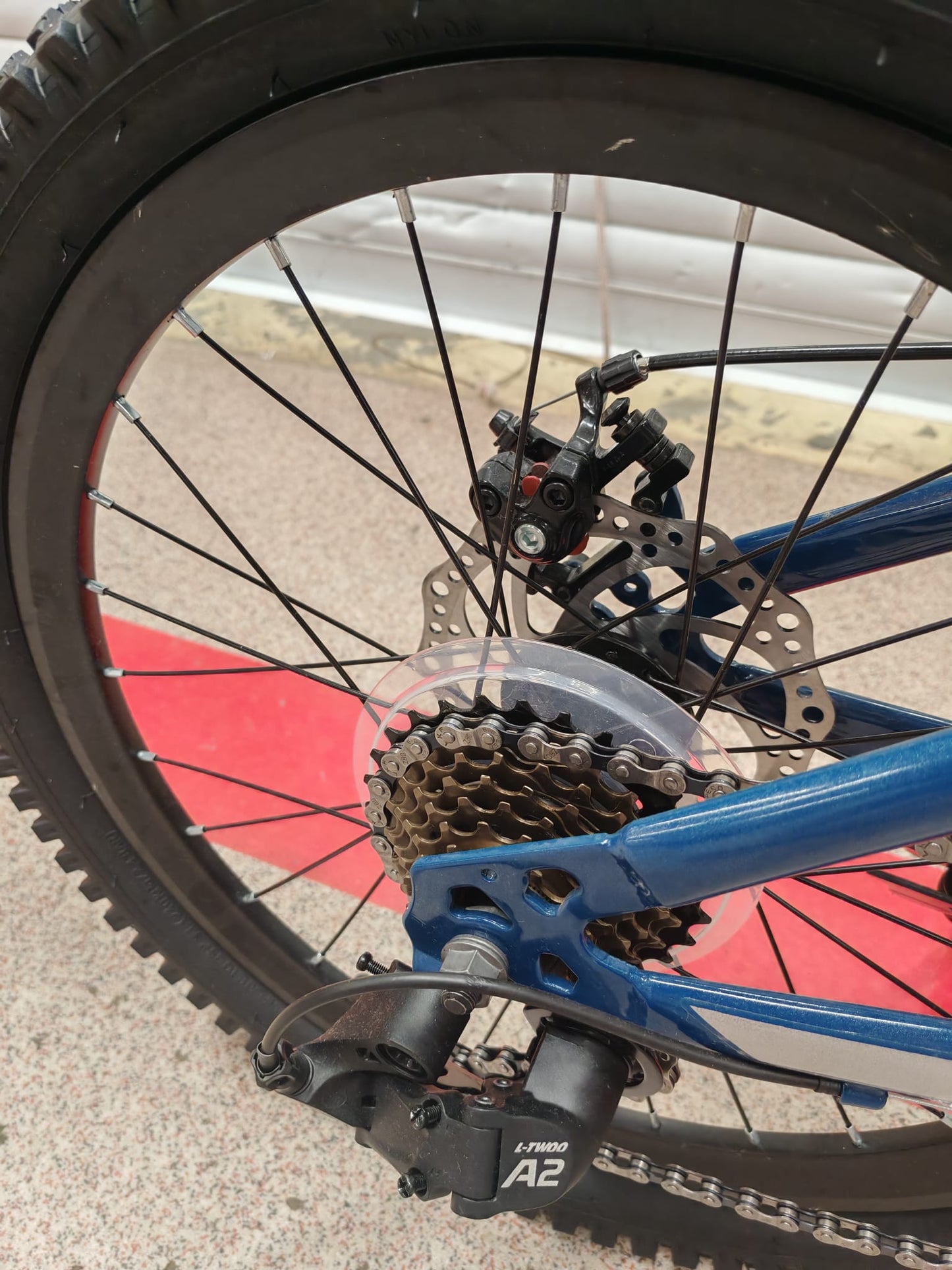 Bicicleta MTB 20 inch cu suspensie fata si sistem de franare pe disc
